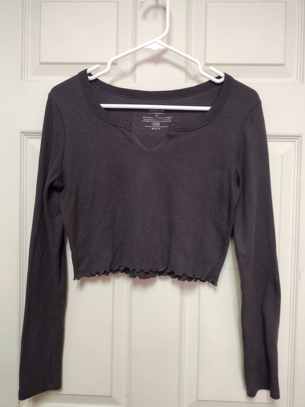 Ribbed Lettuce-Hem Cropped Long-Sleeve Top — Dark Gray